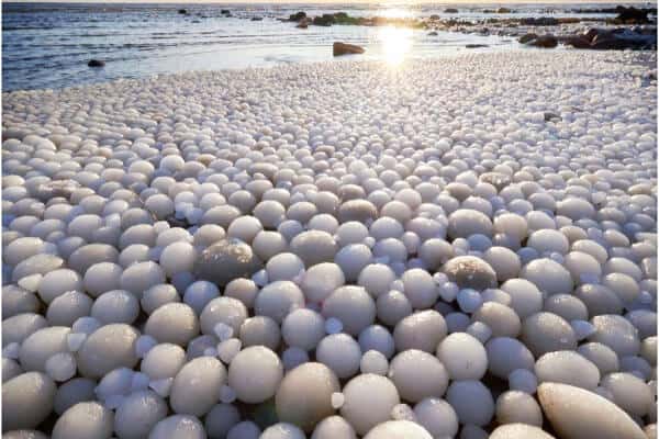 granizo a la orilla de una playa