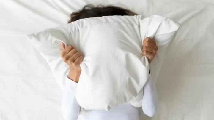 ¿Cómo quitar el polvo de las almohadas?
